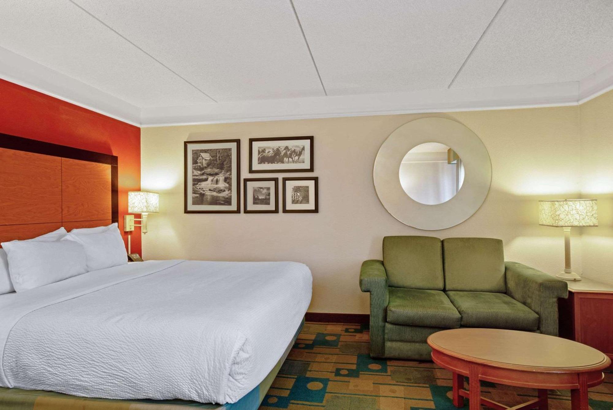 La Quinta By Wyndham Winston-Salem Hotel Exterior photo